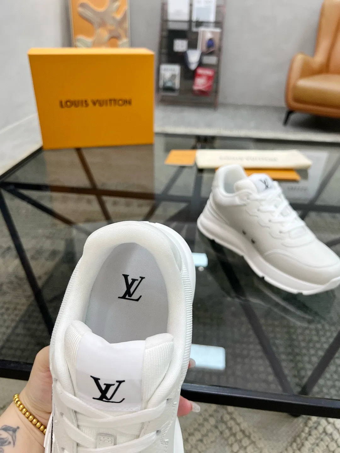 Factory price: 460💰Lv🔍Top purchasing agent🇮🇹 Road The most popular sports shoes for street men are available at the same counter. The uppers are imported cowhide fabrics from Italy, high-quality spliced colorful and complex handicrafts, imported comfortable mesh linings, soles: original soles specially provided by the original factory, T men's men's shoes 💰U foam exclusive movable molded soles are super comfortable, original factory and single goods, 🔍🔍high quality, you can enter and exit the counter at will, welcome to compare, code number 38-44, (45 customized)